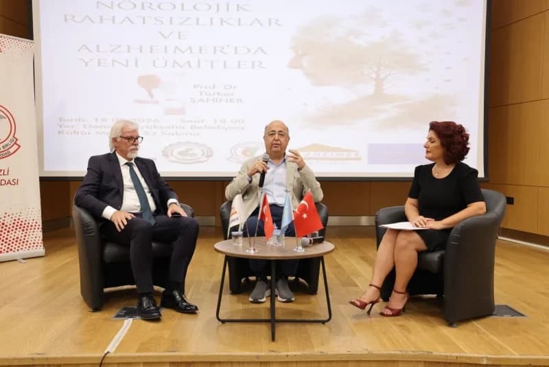 Denizli Büyükşehir Belediyesi Alzheimer farkındalığı seminerinden katılımcılar ve konuşmacılar