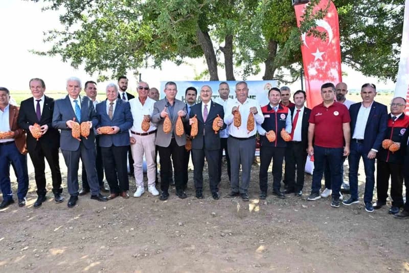 Denizli’nin Badem üretimiyle ön plana çıkan merkezi Acıpayam’da sezonun ilk yasadı yapıldı. Cevizde söz sahibi olan Deni