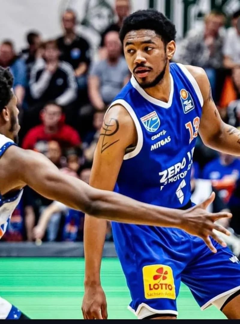 Denizli Basket yeni sezon kadrosuna katılan Amerikalı guard Jhonathan Dunn maç esnasında top sürüyor