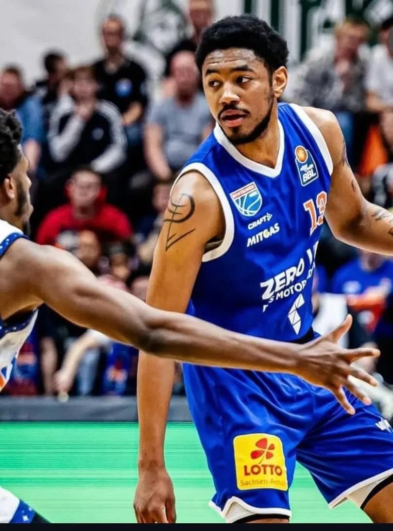 Denizli Basket yeni sezon kadrosuna katılan Amerikalı guard Jhonathan Dunn maç esnasında top sürüyor