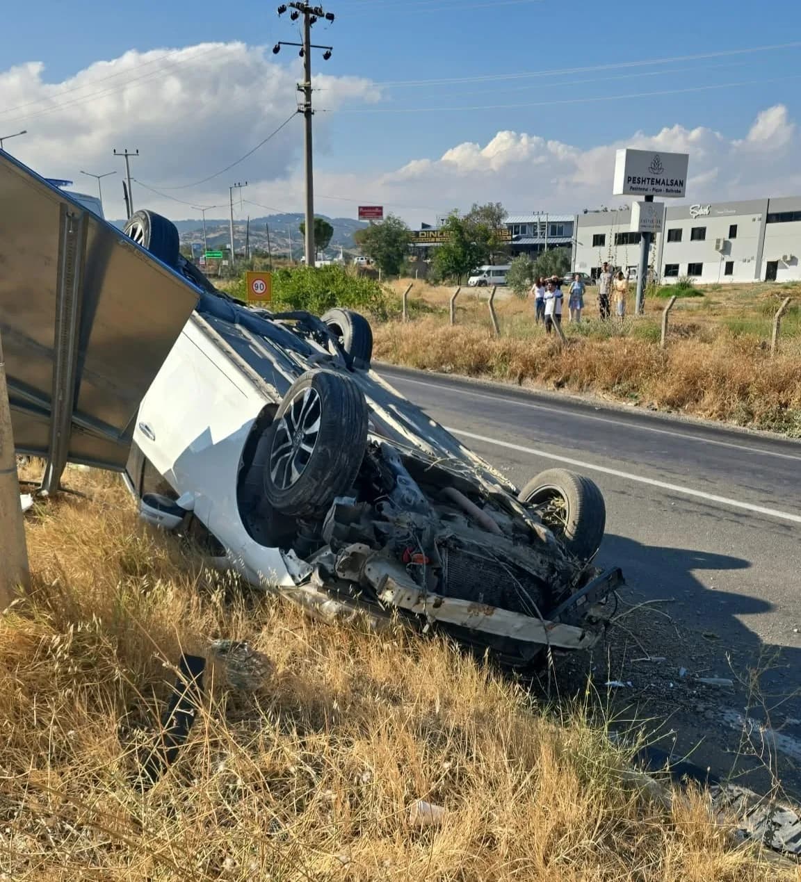 Denizli-manisa karayolunun direksiyon hakimiyetini kaybederek orta refüje çarpan otomobil takla attı.