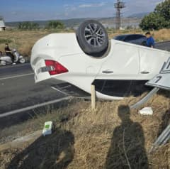 Denizli Buldan ilçesinde kontrolden çıkan otomobilin takla atarak ters dönmüş hali