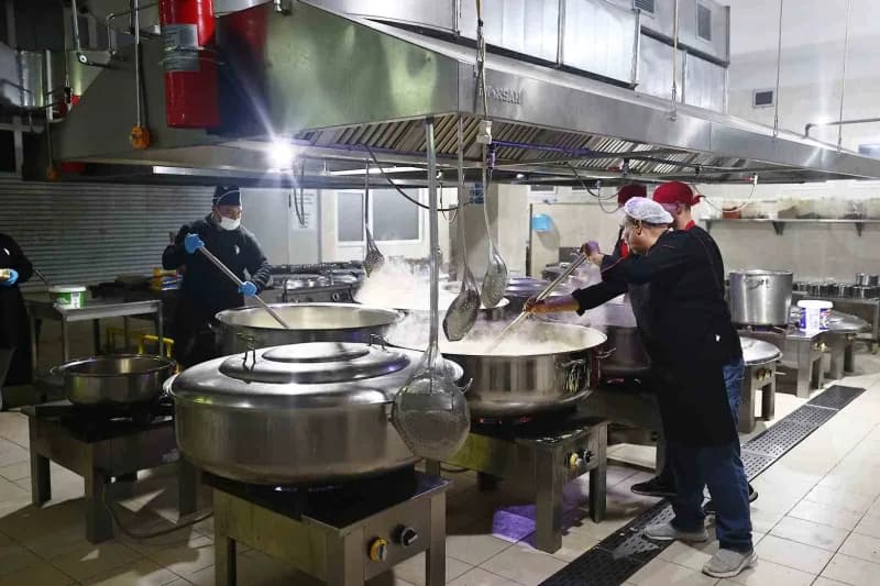 Denizli Büyükşehir Belediyesi Aşevi, 9 aileyle başladığı hizmet yolculuğunda 1.075 haneye ulaşarak dev bir dayanışma ağı