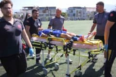 Denizli'de TFF U14 Gelişim Ligi maçında sağlık görevlisi genç sporcunun hayatını kurtarıyor