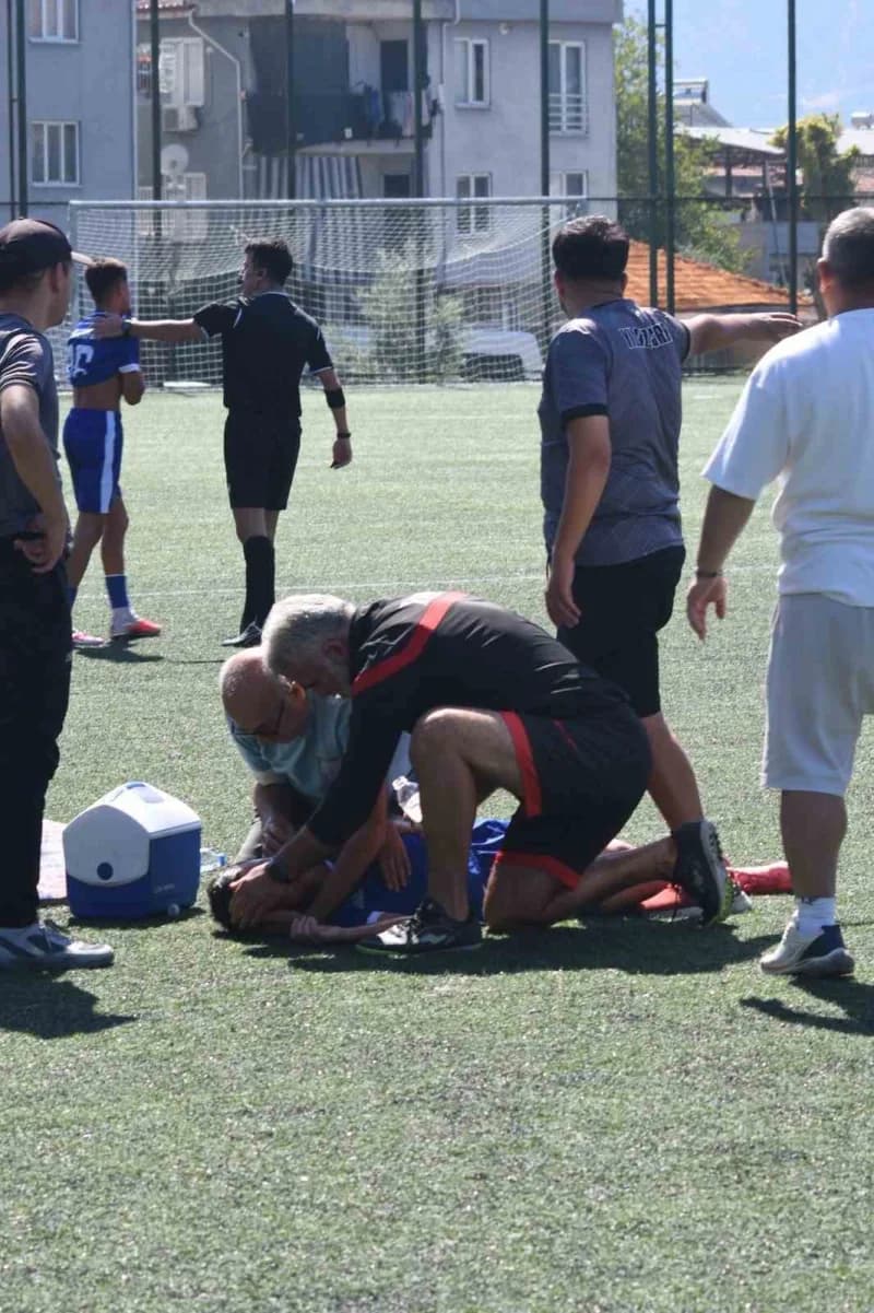 Denizli'de, Denizli Genç Ümitler ile Aydın Yıldızspor arasında oynanan TFF U14 Gelişim Ligi 2. Hafta maçında iki oyuncun