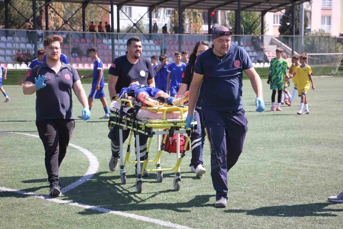Denizli'de, Denizli Genç Ümitler ile Aydın Yıldızspor arasında oynanan TFF U14 Gelişim Ligi 2. Hafta maçında iki oyuncun