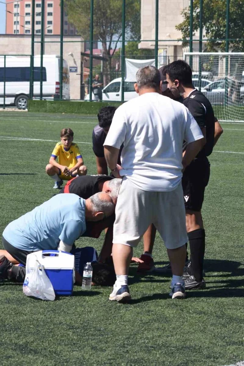 Denizli'de, Denizli Genç Ümitler ile Aydın Yıldızspor arasında oynanan TFF U14 Gelişim Ligi 2. Hafta maçında iki oyuncun