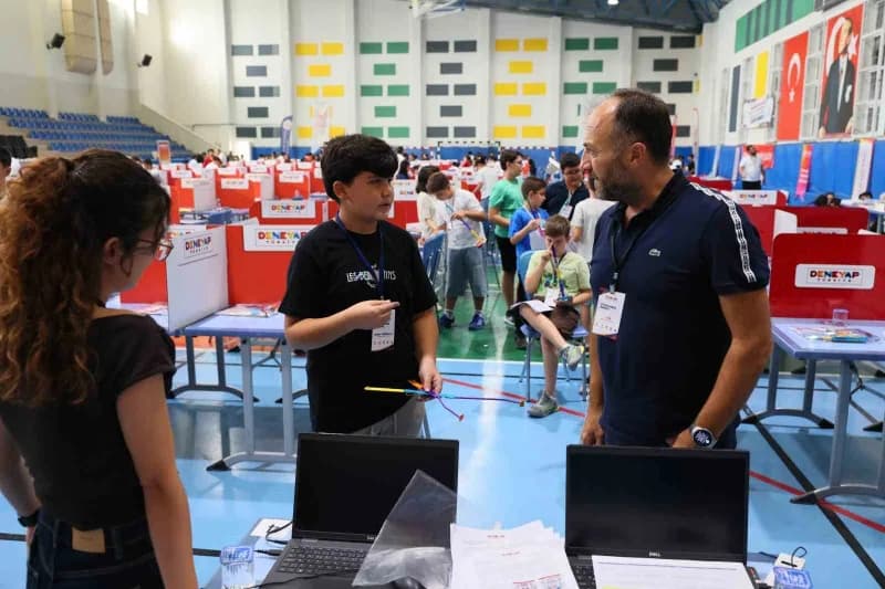 Denizli Kınıklı Spor Salonu’nda DENEYAP uygulama sınavına katılan öğrenciler projelerini jüriye sunuyor