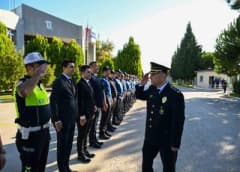 Denizli İl Emniyet Müdürlüğü önünde resmi karşılama töreni sırasında Ali Süllü ve emniyet personeli