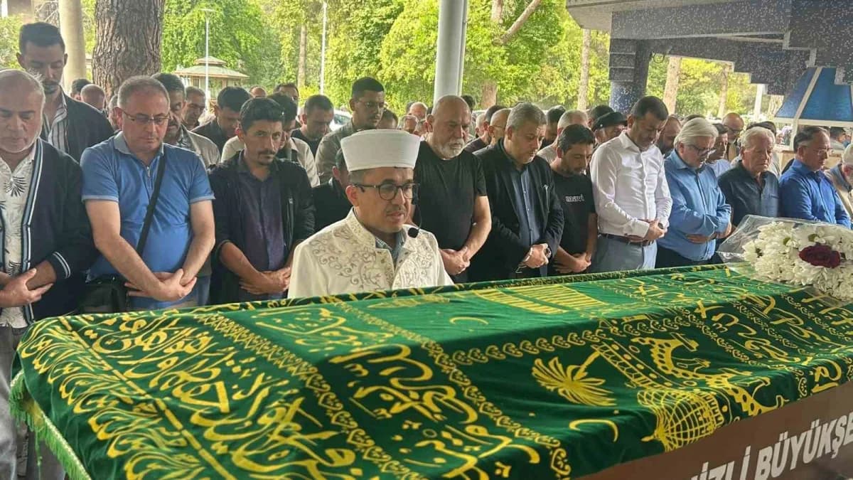 Denizli'de gazeteci Mümtaz Dündar için Asri Mezarlık'ta düzenlenen cenaze töreninden bir kare