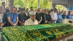 Denizli'de gazeteci Mümtaz Dündar için Asri Mezarlık'ta düzenlenen cenaze töreninden bir kare