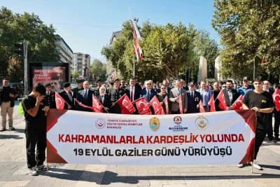 Denizli’de Gaziler Günü kapsamında Kahramanlarla Kardeşlik Yolunda yürüyüşüne katılan protokol ve vatandaşlar