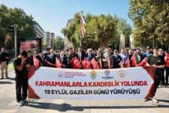 Denizli’de Gaziler Günü kapsamında Kahramanlarla Kardeşlik Yolunda yürüyüşüne katılan protokol ve vatandaşlar