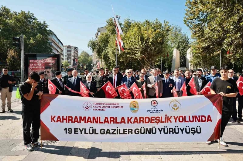 Denizli’de Gaziler Günü kapsamında Kahramanlarla Kardeşlik Yolunda yürüyüşüne katılan protokol ve vatandaşlar