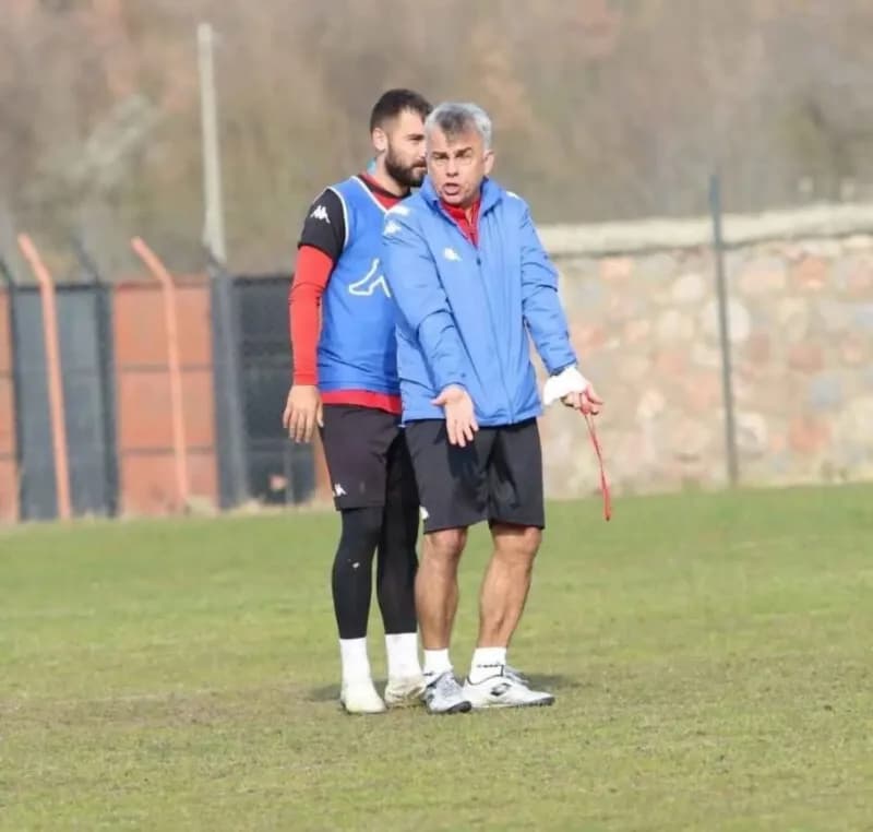 Denizli İdman Yurdu futbol takımı idman yaparken teknik sorumlu Eser Kardeşler takımın başında