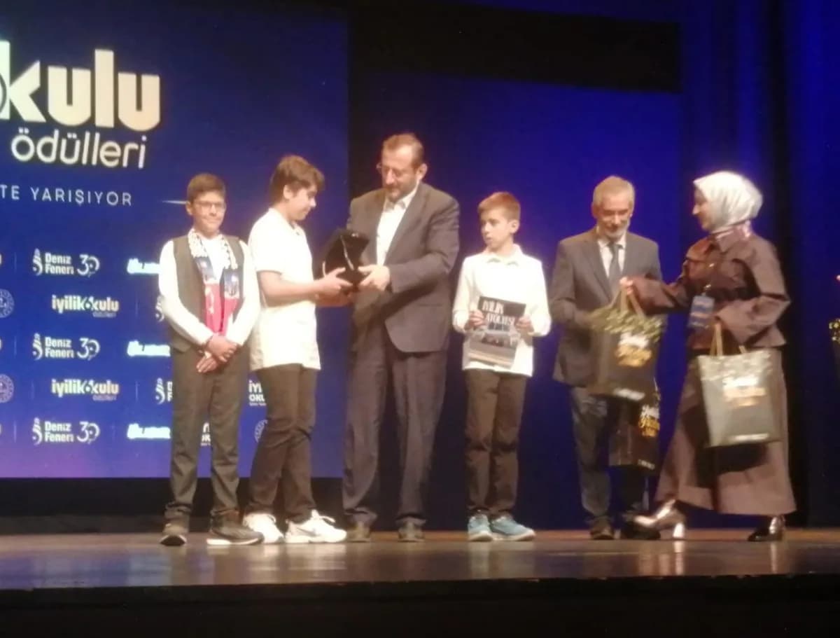 Denizli Şehit Burhan Acar İmam Hatip Ortaokulu, "İyilik Okulu Ödülleri" kapsamında Çoklu Başvuru Ödülü’nde Türkiye birin