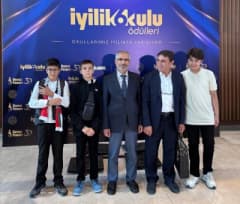 Denizli Şehit Burhan Acar İmam Hatip Ortaokulu öğrencileri sosyal sorumluluk projeleri kapsamında etkinlik yaparken