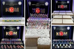 Denizli polis ekipleri kaçak tütün ve mamulleri operasyonunda ele geçirilen ürünlerle poz veriyor