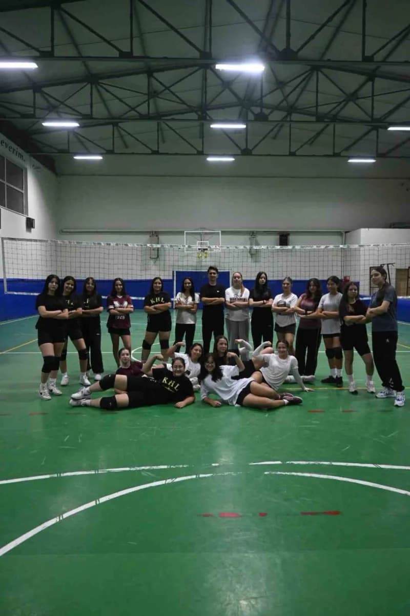 Denizli’de öğrencilerin sportif faaliyetlere katılımını teşvik etmek amacıyla kurulan lise kız voleybol takımı, ilk antr