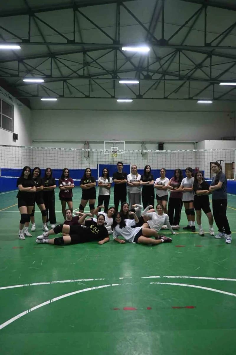 Denizli’de öğrencilerin sportif faaliyetlere katılımını teşvik etmek amacıyla kurulan lise kız voleybol takımı, ilk antr