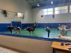 Denizli’de lise kız voleybol takımı ilk antrenmanında temel teknikler üzerinde çalışıyor