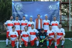 Denizli'de mali müşavirlerin futbol turnuvası açılışında protokol üyeleri ve katılımcılar sahada yer alıyor