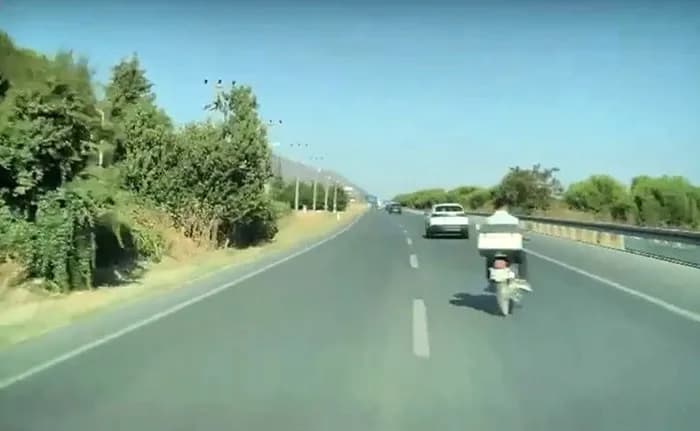 Denizli-afyonkarahisar kara yolunda seyir halinde olan otomobilin önüne bir anda çıkan motosiklet, sürücüye zor anlar ya