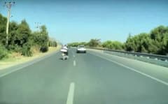 Denizli-Afyonkarahisar kara yolunda motosikletin ani yola çıkışı ve otomobil sürücüsünün refleksi
