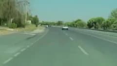 Denizli-Afyonkarahisar kara yolunda motosikletin ani yola çıkışı ve otomobil sürücüsünün refleksi