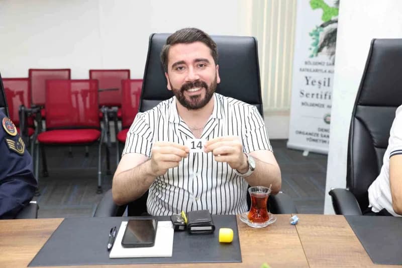 Denizli OSB 7. Geleneksel Masa Tenisi Turnuvası kura çekimi ve teknik toplantısı sırasında katılımcılar