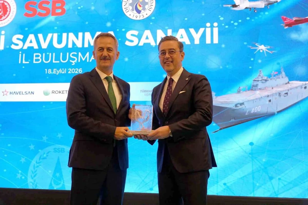 Denizli Sanayi Odası Başkanı Selim Kasapoğlu (Sağda), Savunma Sanayii Başkanı Prof. Dr. Haluk Görgün'e (Solda) plaket ve