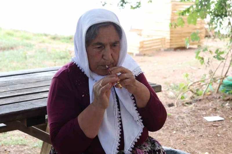 Denizli’nin Beyağaç ilçesinde 7 yaşında öğrendiği sipsiyi yıllardır yaşatan Halime Özke, Teke yöresine ait geleneksel ça
