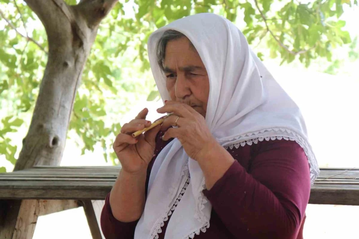 Denizli’nin Beyağaç ilçesinde 7 yaşında öğrendiği sipsiyi yıllardır yaşatan Halime Özke, Teke yöresine ait geleneksel ça