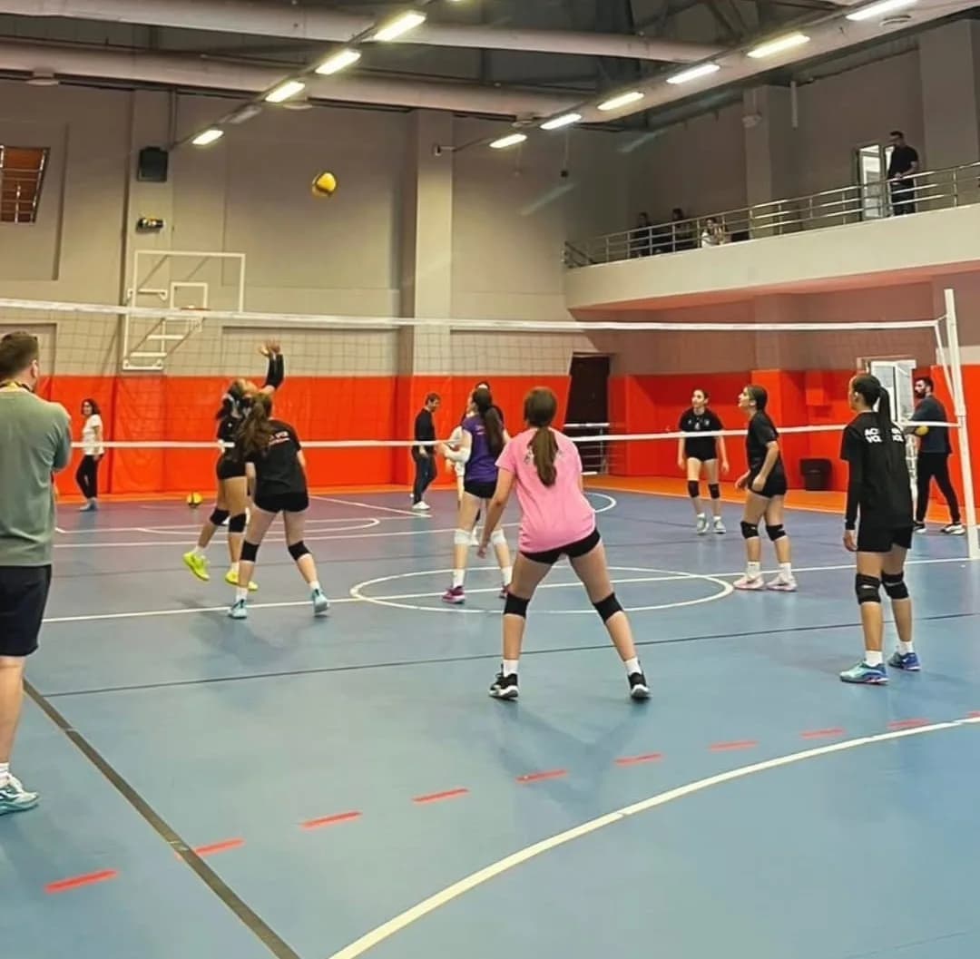 Denizli Çok Amaçlı Spor Salonu dış görünümü ve sporcuların kullanımı için yenilenen tesis