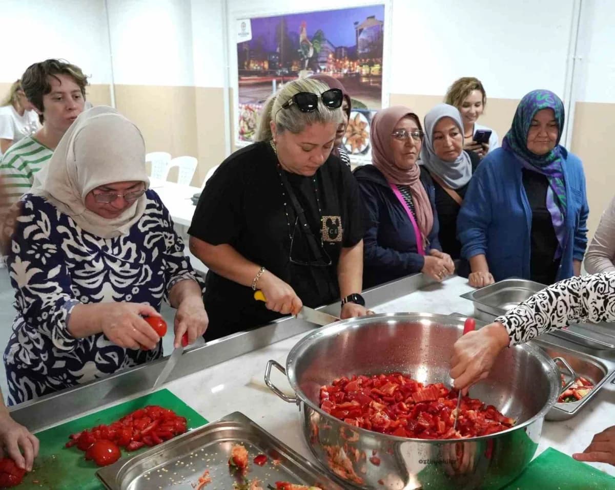 Denizli Büyükşehir Belediyesi tarafından düzenlenen geleneksel tarhana yapımı atölyesinde katılımcılar uygulamalı eğitim