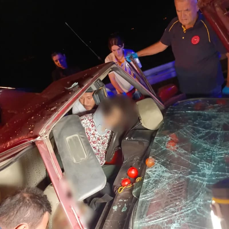 Denizli'nin Serinhisar ilçesinde tırın otomobili arkadan çarpması sonucu zincirleme kaza meydana geldi. Tırın arkadan ça