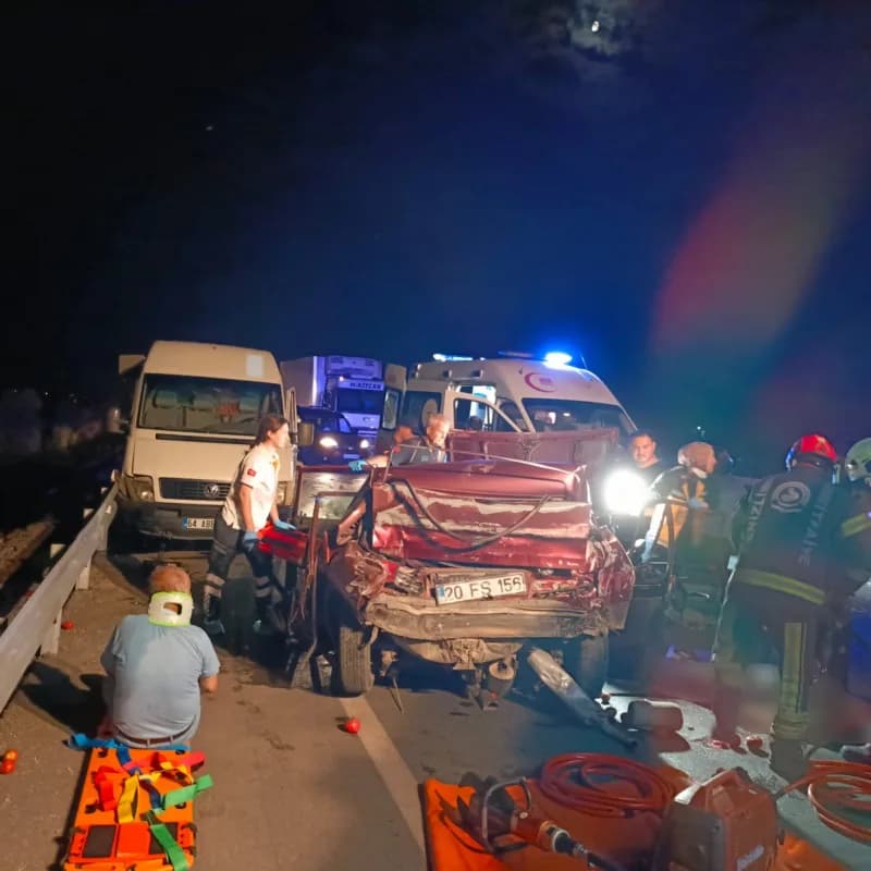 Denizli'nin Serinhisar ilçesinde tırın otomobili arkadan çarpması sonucu zincirleme kaza meydana geldi. Tırın arkadan ça