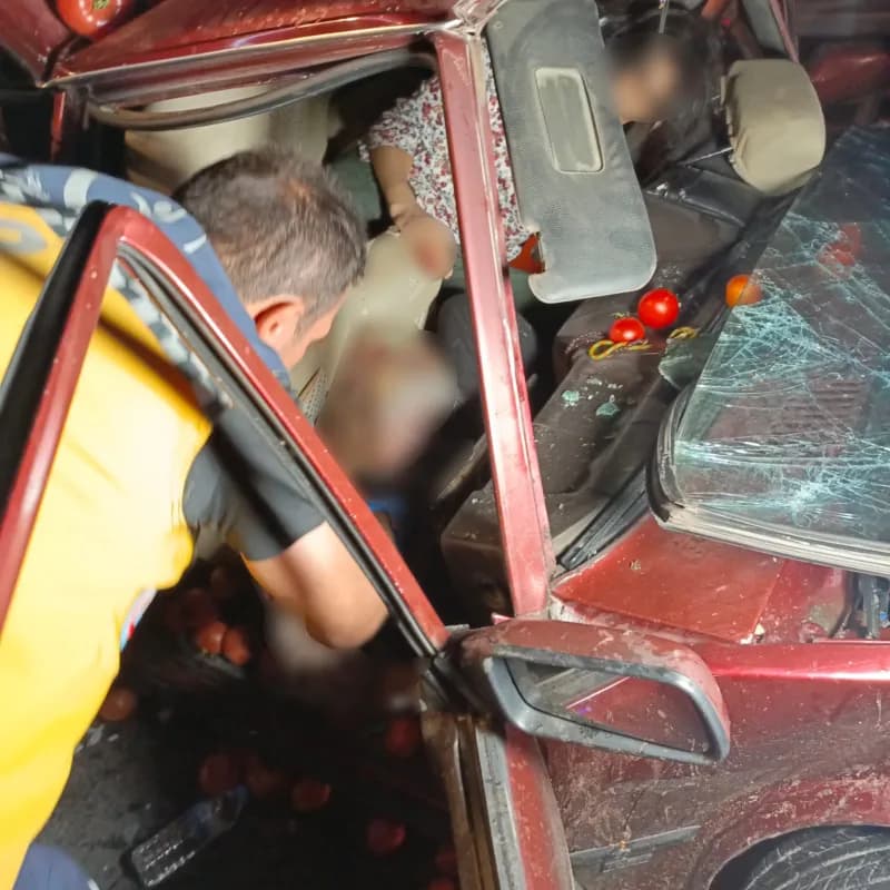 Denizli'nin Serinhisar ilçesinde tırın otomobili arkadan çarpması sonucu zincirleme kaza meydana geldi. Tırın arkadan ça