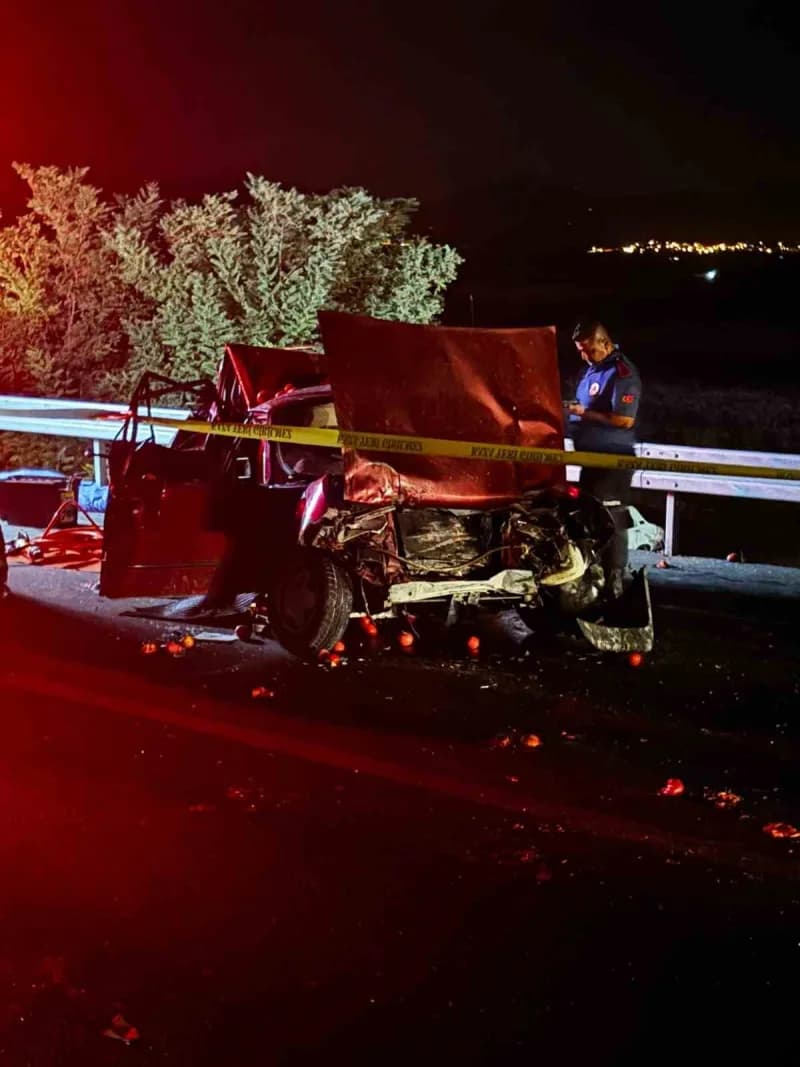 Denizli’nin Serinhisar ilçesinde tırın otomobili arkadan çarpması sonucu zincirleme kaza meydana geldi. Tırın arkadan ça