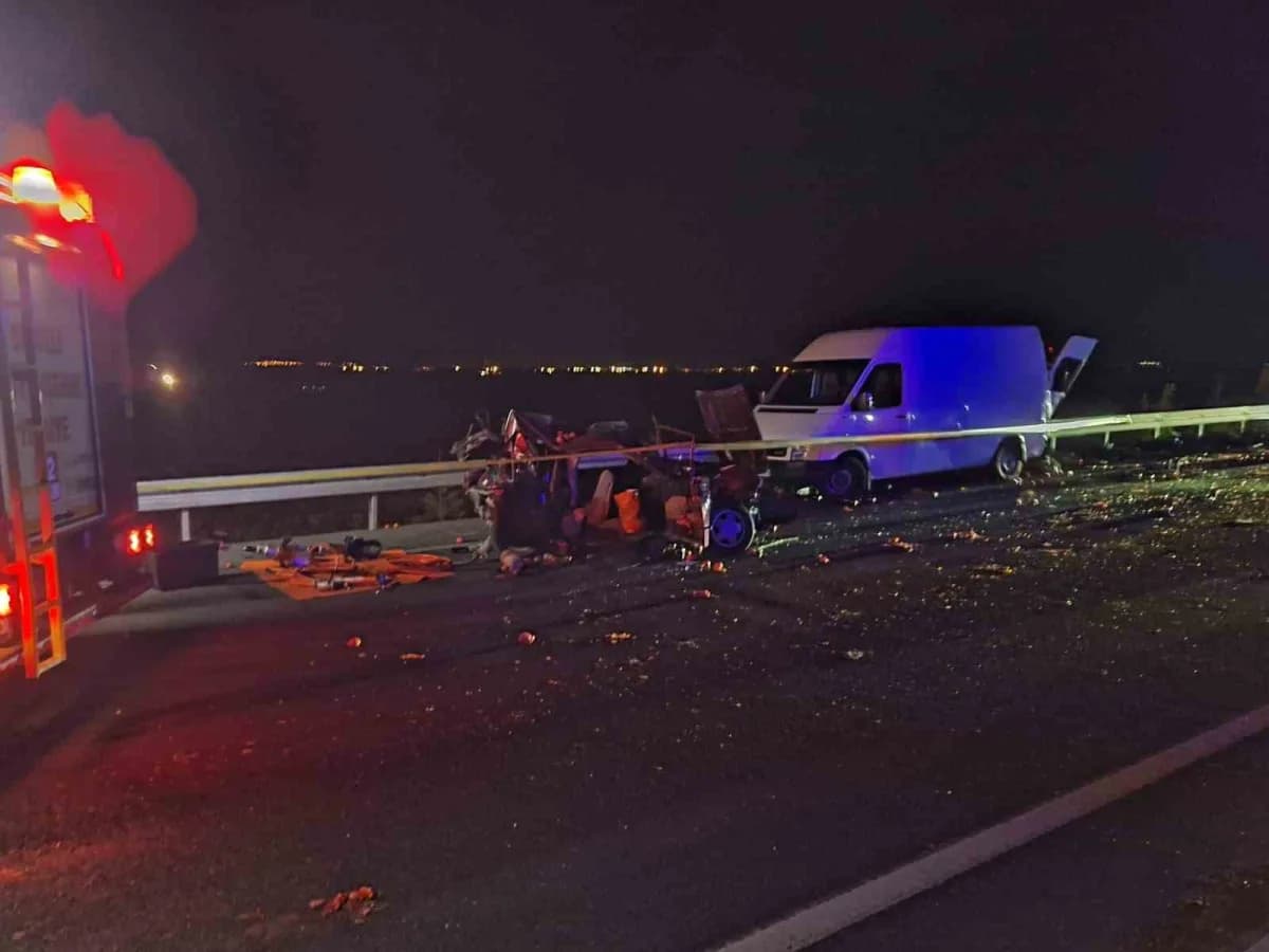 Denizli Serinhisar'da tırın çarptığı otomobilin hurdaya döndüğü trafik kazası