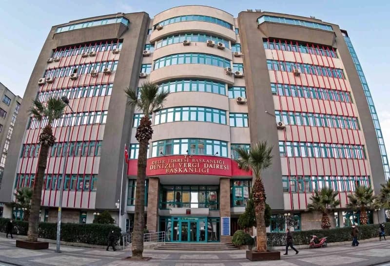 Denizli Vergi Dairesi Başkanlığı binası önünde vergi rekortmenleri açıklaması