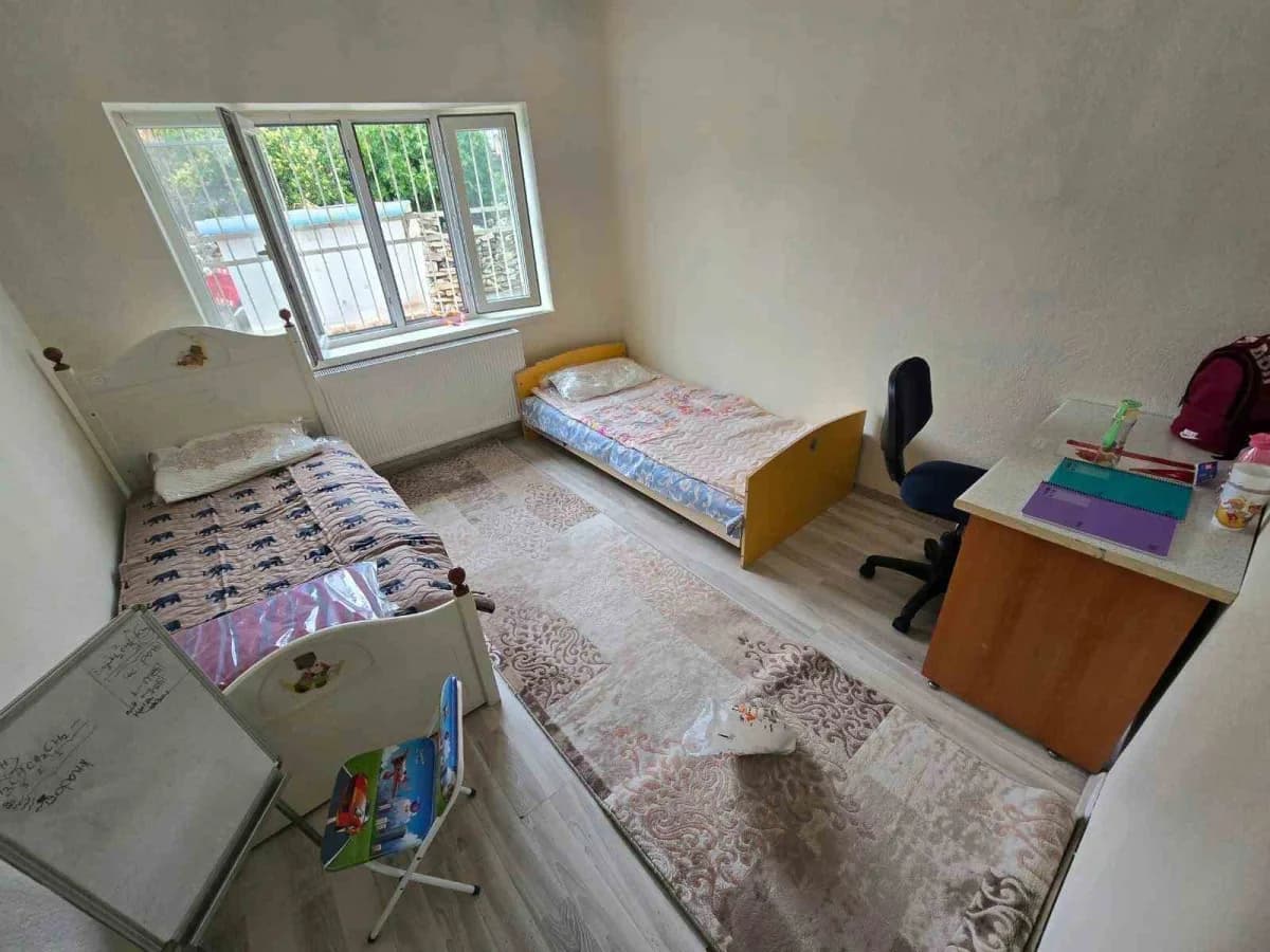 Denizli Büyükşehir Belediyesi Sevgi Eli, yangında eşyaları küle dönen anne ve 5 çocuğun yardımına koştu. Oturma grubunda