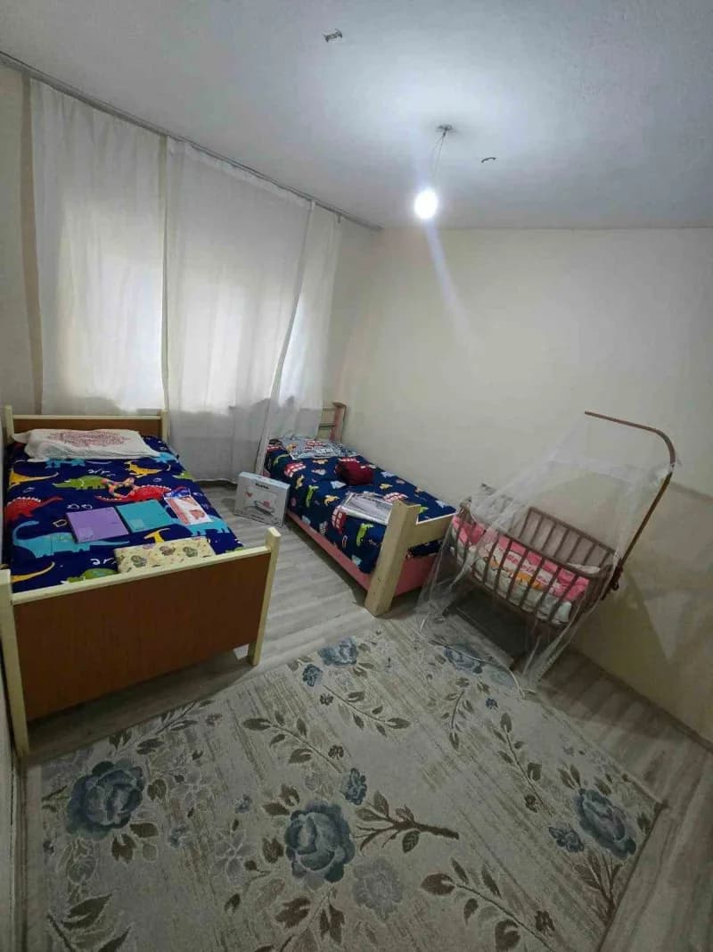Denizli Büyükşehir Belediyesi Sevgi Eli, yangında eşyaları küle dönen anne ve 5 çocuğun yardımına koştu. Oturma grubunda