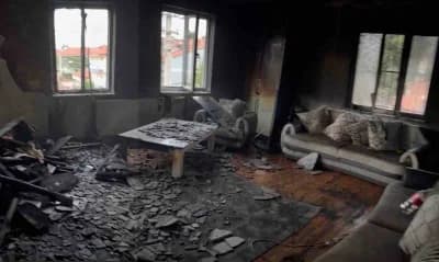 Denizli Büyükşehir Belediyesi Sevgi Eli ekipleri, yangında eşyaları yanan aileye yeni ev eşyalarını teslim ediyor
