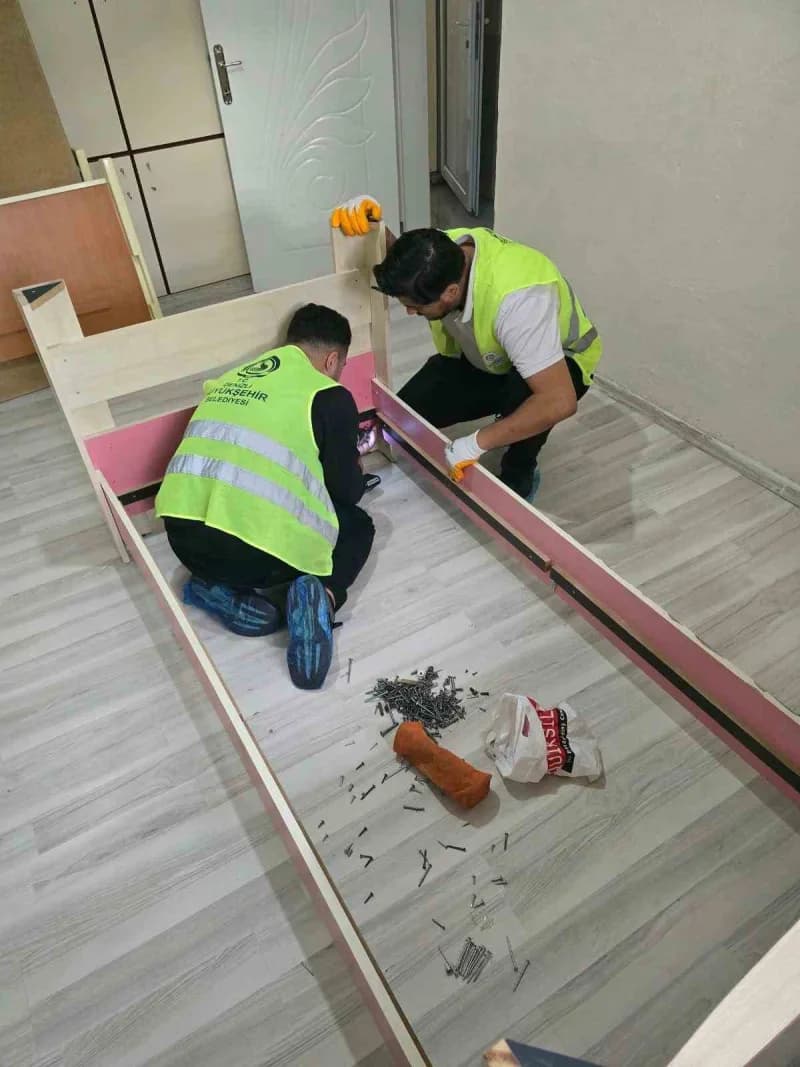 Denizli Büyükşehir Belediyesi Sevgi Eli, yangında eşyaları küle dönen anne ve 5 çocuğun yardımına koştu. Oturma grubunda