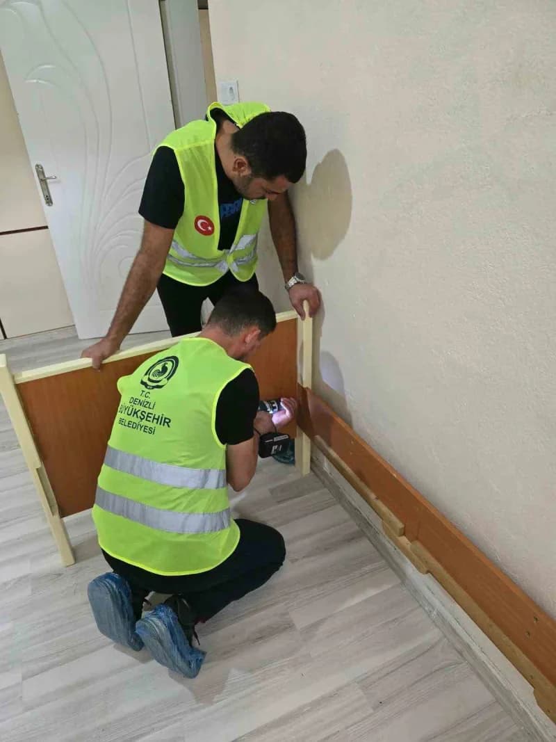 Denizli Büyükşehir Belediyesi Sevgi Eli, yangında eşyaları küle dönen anne ve 5 çocuğun yardımına koştu. Oturma grubunda