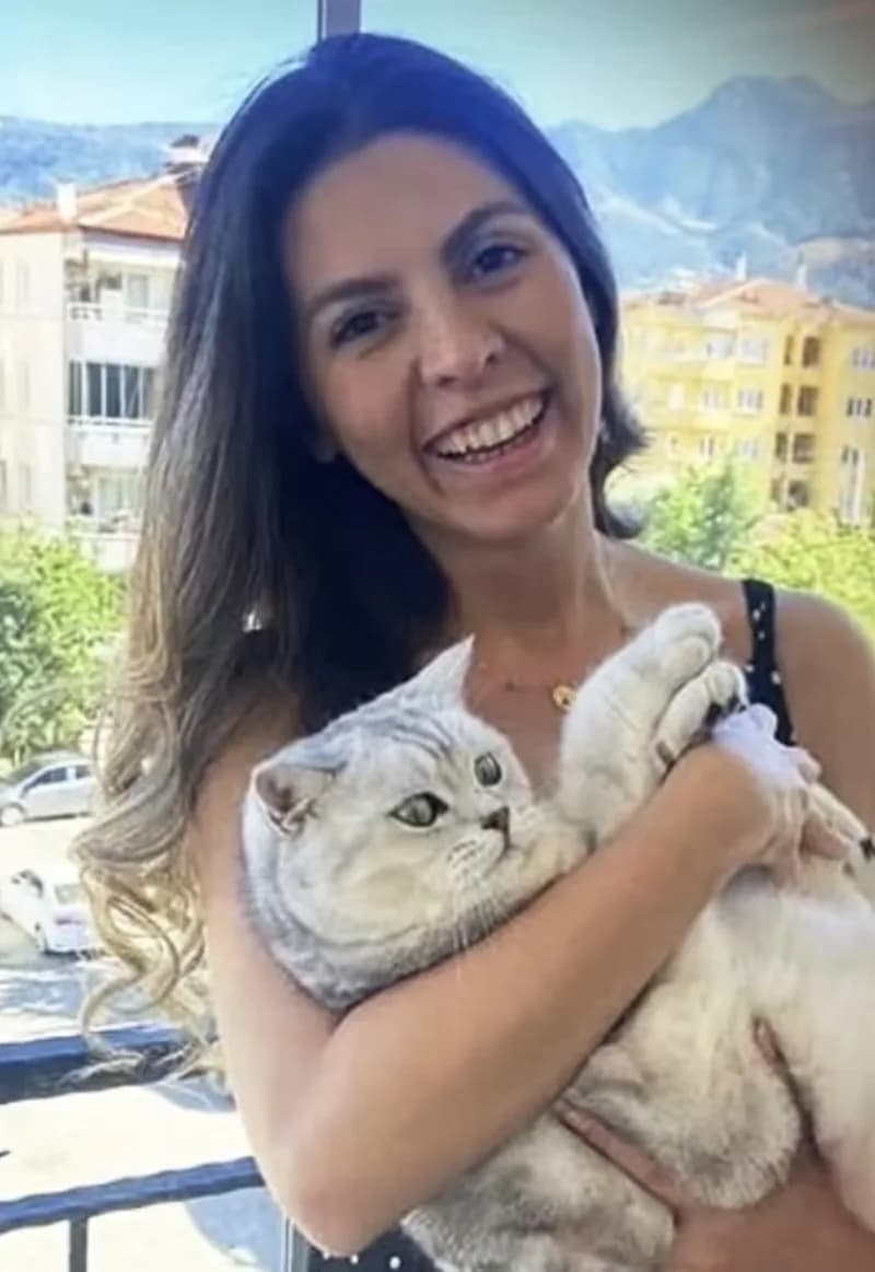 Denizli'nin Pamukkale ilçesinde, karşıdan karşıya geçmek için yol ortasındaki refüjde bekleyen 32 yaşındaki Arzu Acunsöz