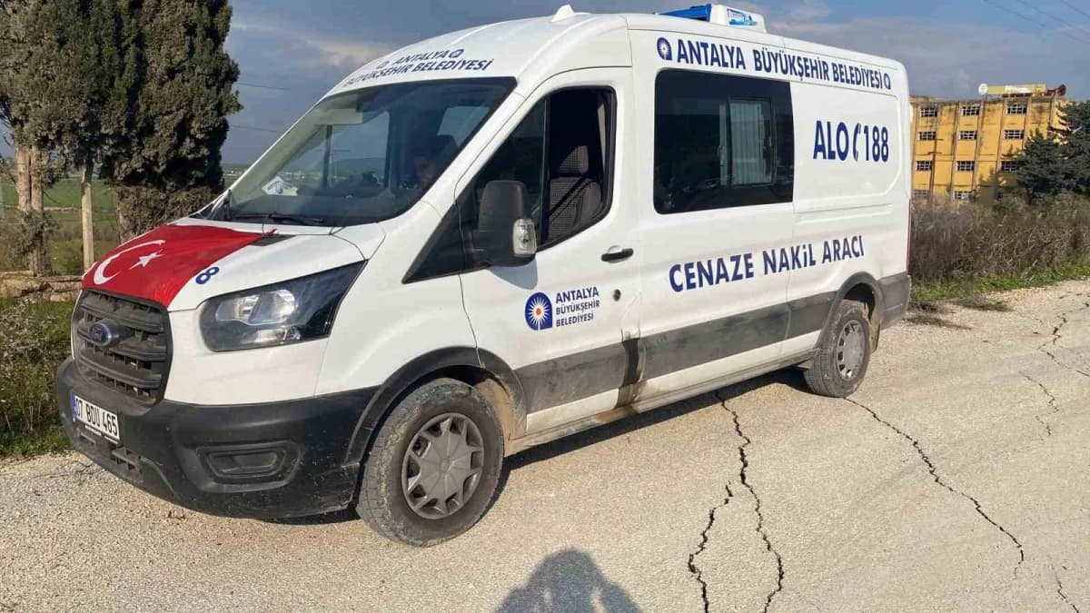 6 Şubat depremlerinde annesinin cenaze naklini gerçekleştiren Antalya Büyükşehir Belediyesi ekiplerini unutmayan depremz