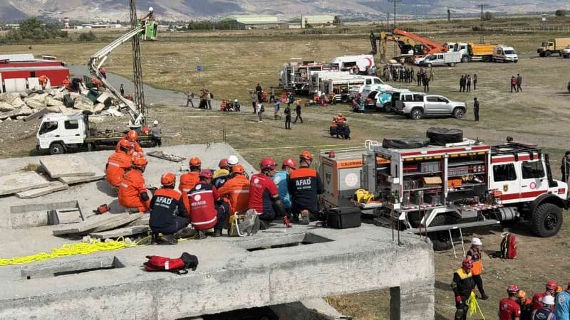 Erzincan’da 6,9 büyüklüğündeki deprem senaryosu kapsamında gerçekleştirilen tatbikatta görev alan ekipler ve araçlar