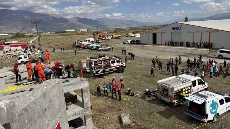 Erzincan’da 6,9 büyüklüğündeki deprem senaryosu sahada uygulandı